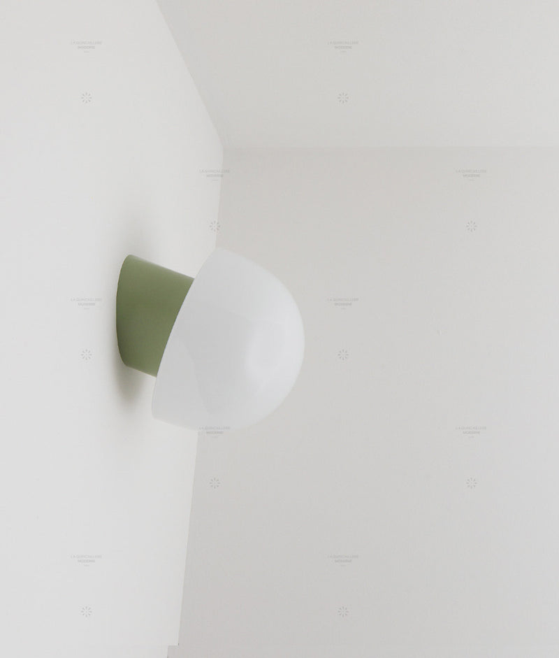 La Quincaillerie moderne - Applique / plafonnier "Bauhaus", vert sauge, opaline blanche