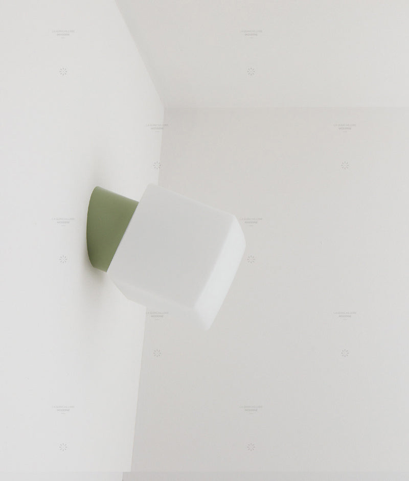 La Quincaillerie moderne - Applique / plafonnier "Bauhaus", vert sauge, opaline blanche