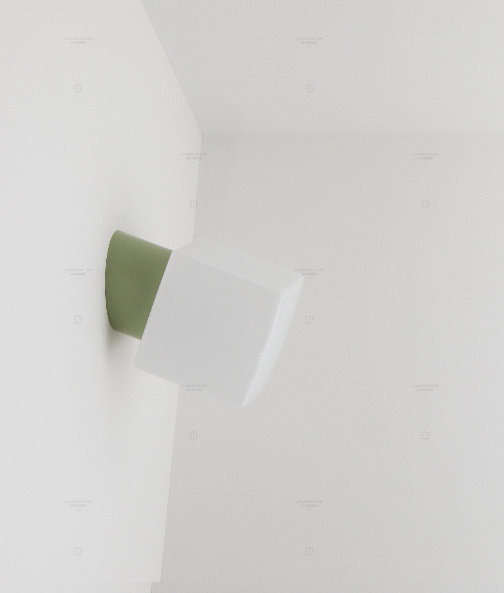 La Quincaillerie moderne - Applique / plafonnier "Bauhaus", vert sauge, opaline blanche