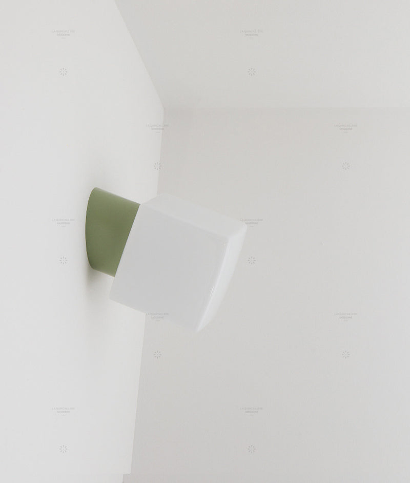 La Quincaillerie moderne - Applique / plafonnier "Bauhaus", vert sauge, opaline blanche