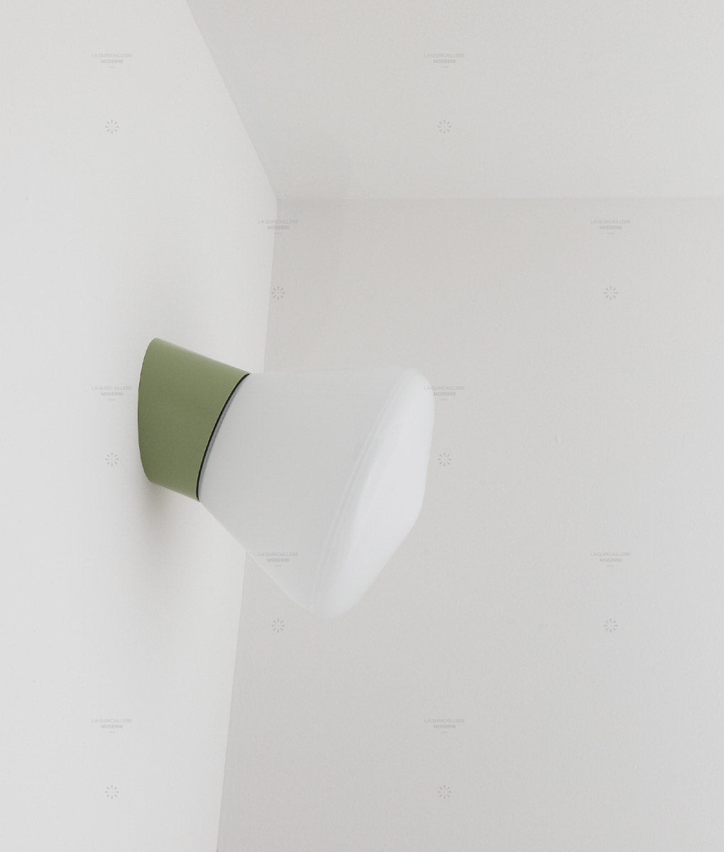 La Quincaillerie moderne - Applique / plafonnier "Bauhaus", vert sauge, opaline blanche