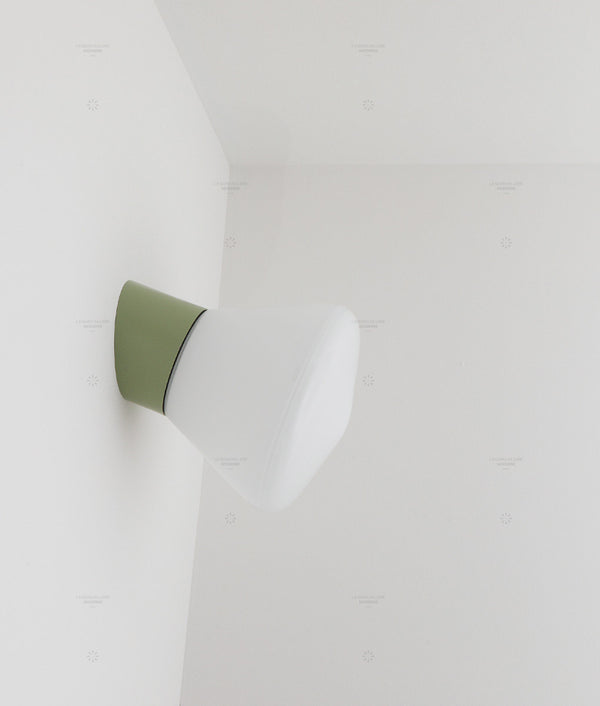 La Quincaillerie moderne - Applique / plafonnier "Bauhaus", vert sauge, opaline blanche