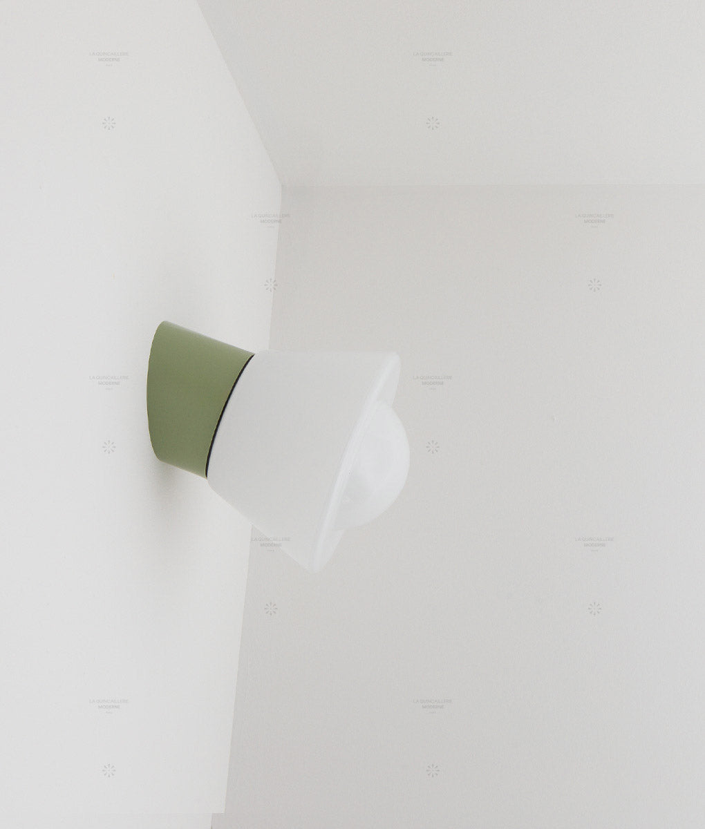 La Quincaillerie moderne - Applique / plafonnier "Bauhaus", vert sauge, opaline blanche