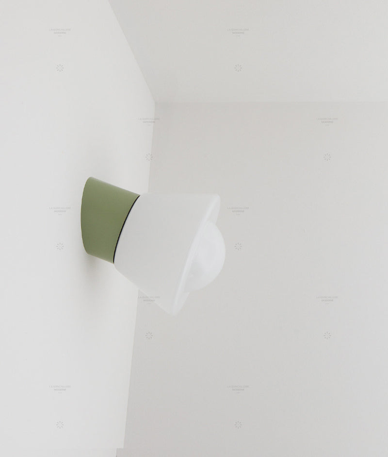 La Quincaillerie moderne - Applique / plafonnier "Bauhaus", vert sauge, opaline blanche