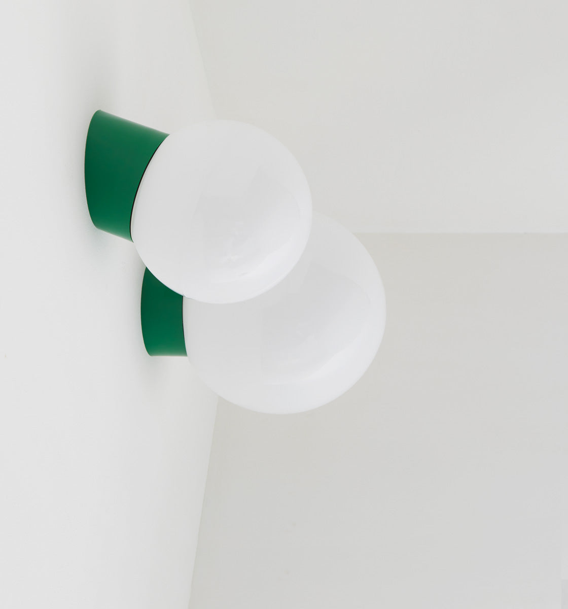 La Quincaillerie moderne - Appliques / plafonniers "Bauhaus", vert prairie opaline blanche
