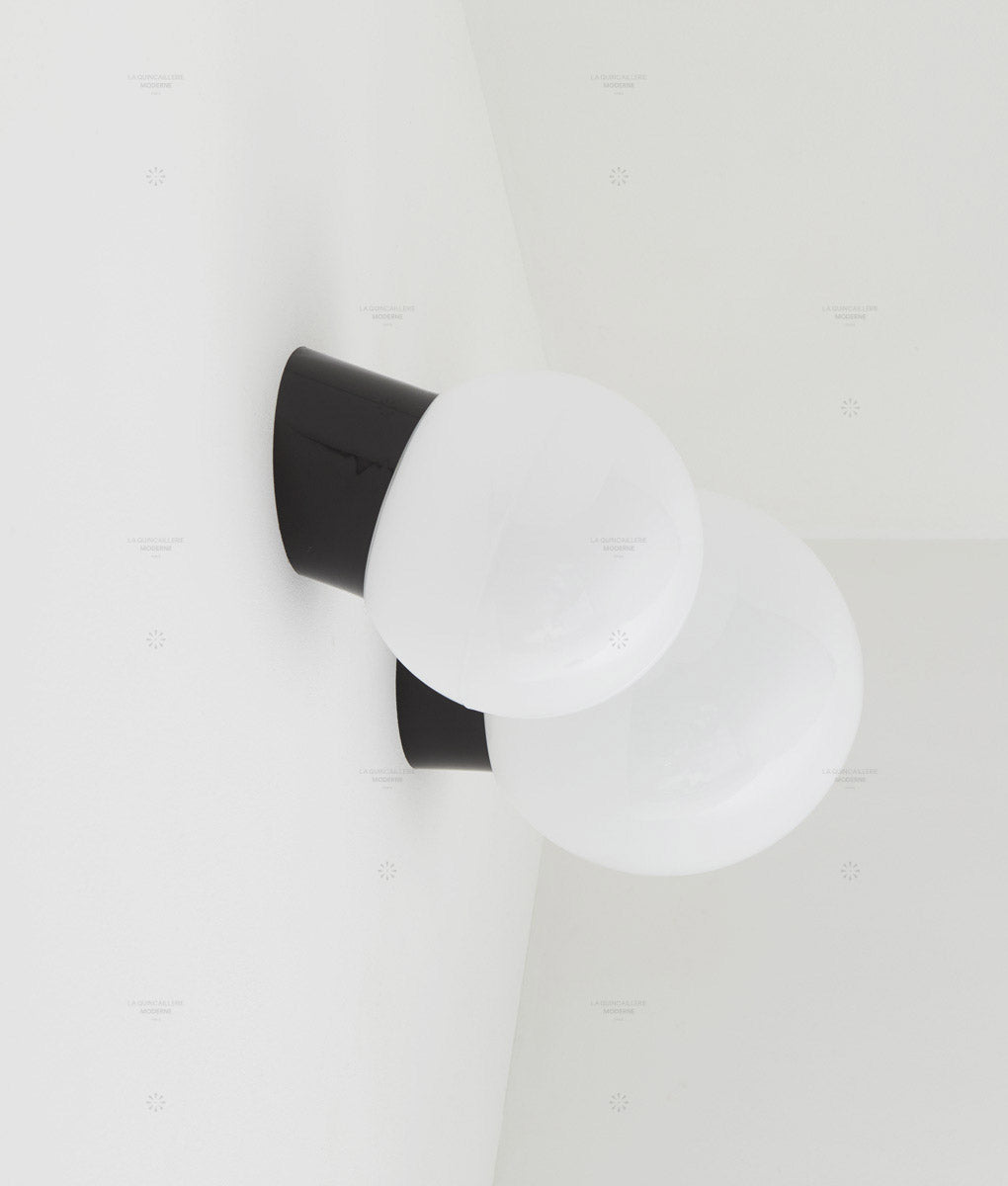 Applique "Bauhaus" inclinée, verrerie boule en opaline, grand modèle