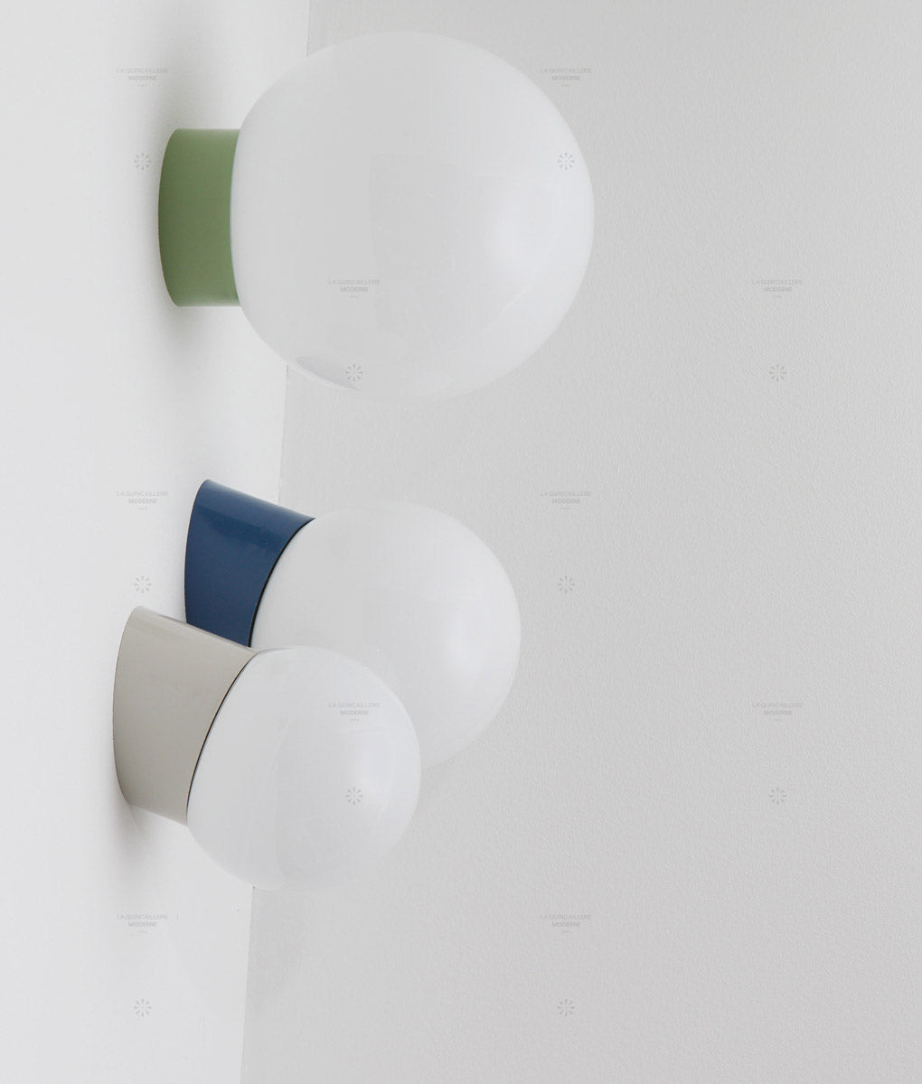 La Quincaillerie moderne - appliques "Bauhaus" en verre opalin - Trois tailles de globes - Fabriqué en Europe et assemblé à Paris