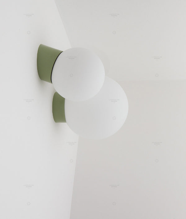 La Quincaillerie moderne - Appliques / plafonniers "Bauhaus", vert sauge, opaline blanche