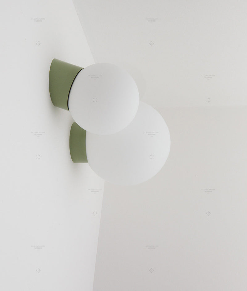La Quincaillerie moderne - Appliques / plafonniers "Bauhaus", vert sauge, opaline blanche