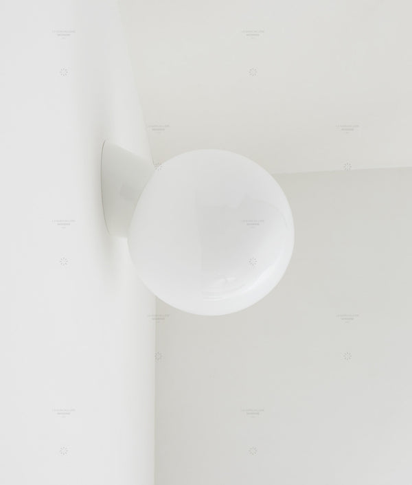 Applique inclinée "classique", boule opaline, grand modèle, blanc polaire