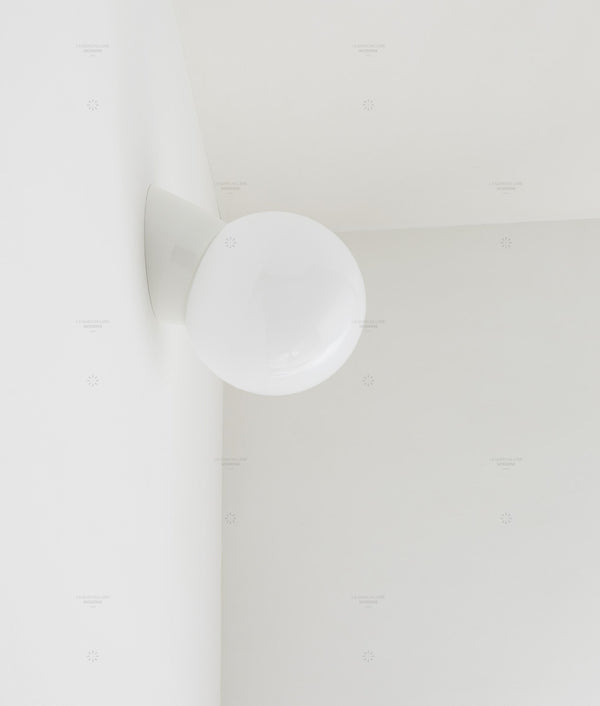Applique inclinée "classique", boule opaline, petit modèle, blanc polaire
