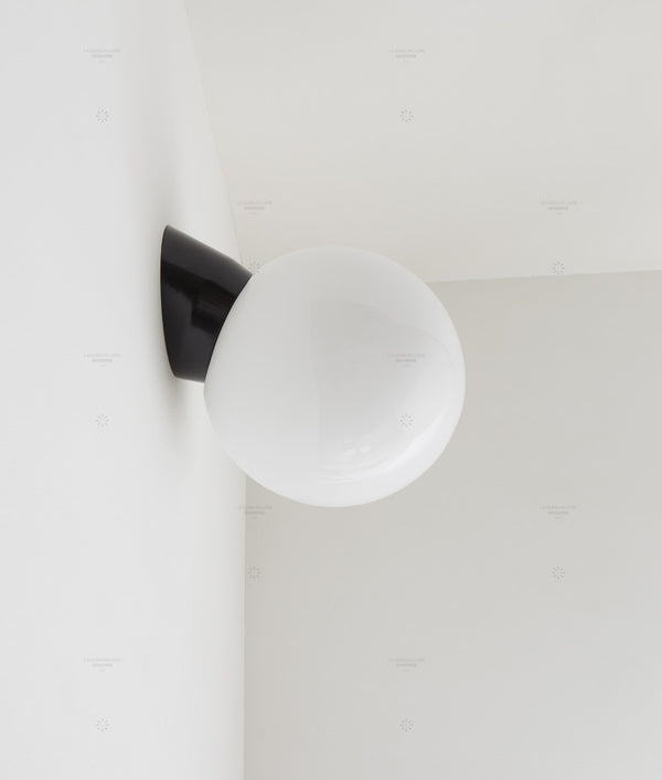Applique inclinée "classique", boule opaline, grand modèle, noir bakélite