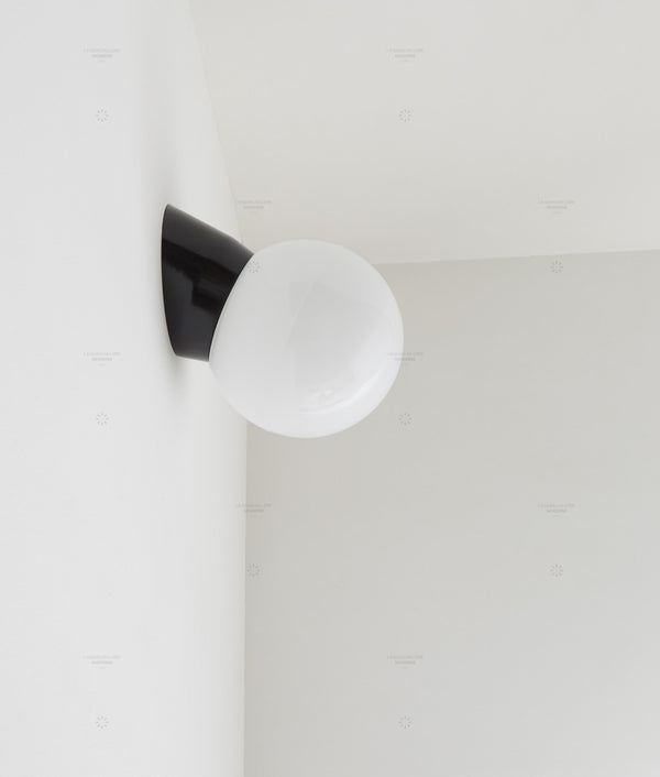 Applique inclinée "classique", boule opaline, petit modèle, noir bakélite