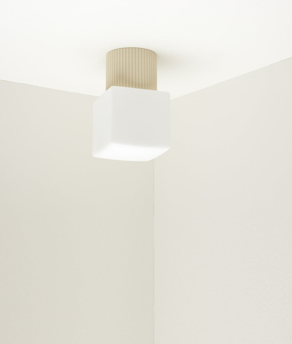 Applique Colonnade Opaline La Quincaillerie moderne Bold Design
