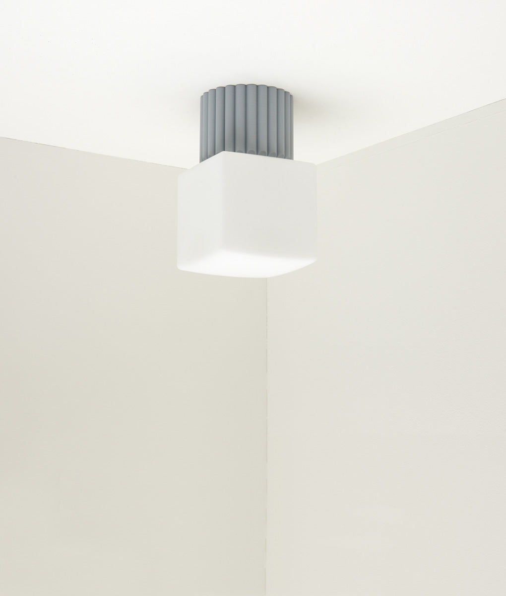 Applique Colonnade Opaline La Quincaillerie moderne Bold Design