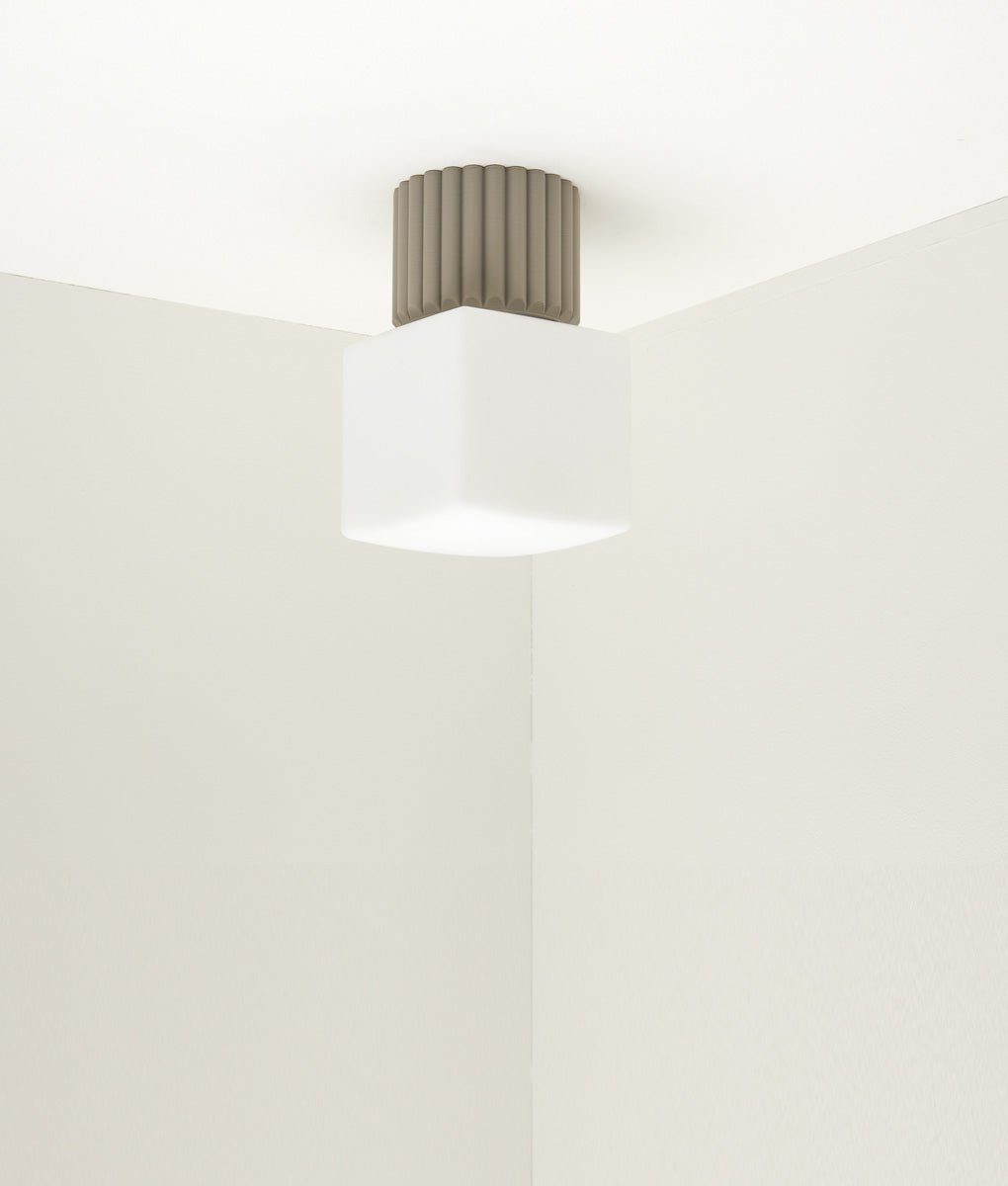 Applique Colonnade Opaline La Quincaillerie moderne Bold Design