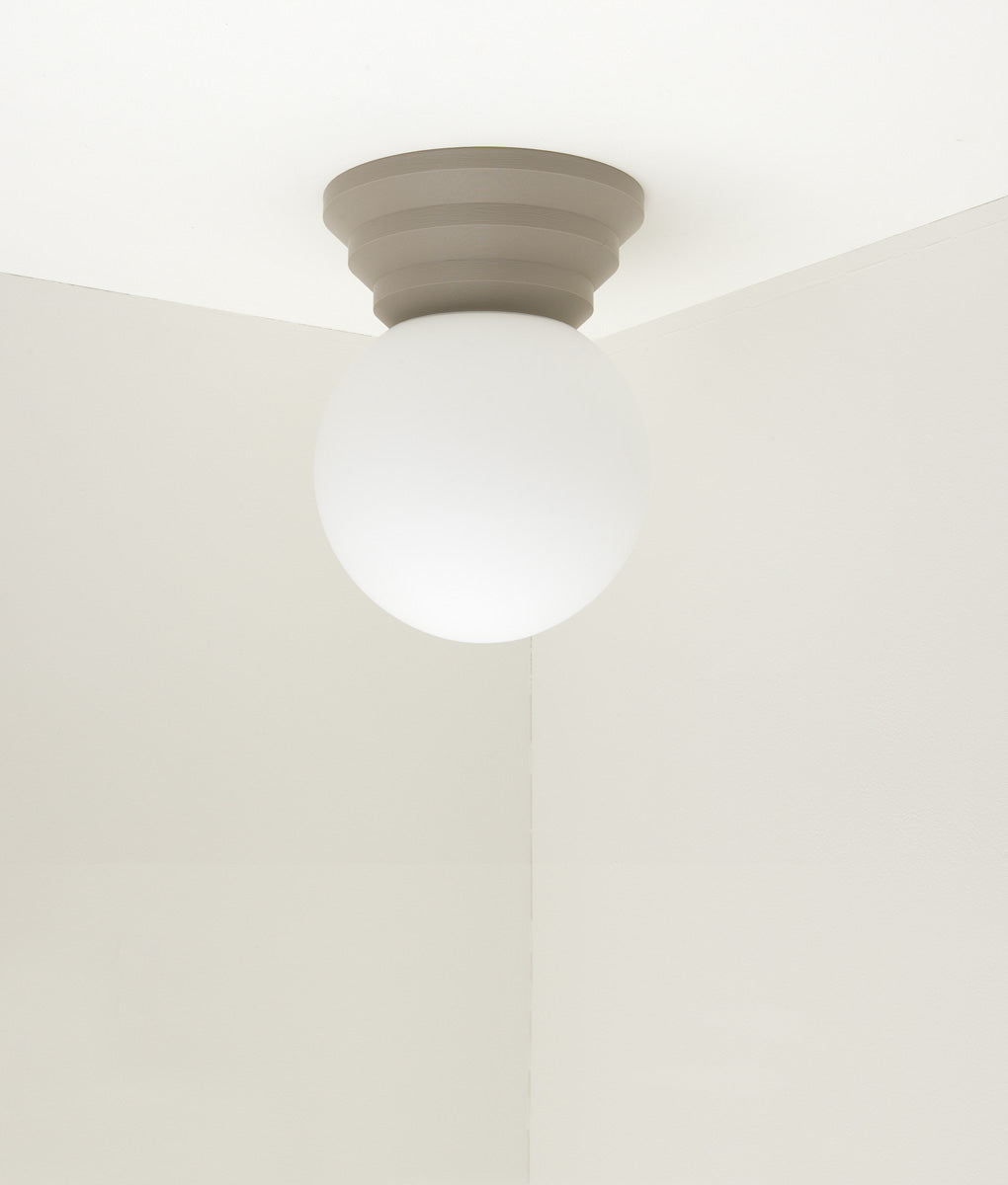Applique "Colonnade", base pyramide, verrerie boule mate, grand modèle, taupe