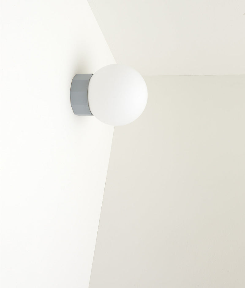 Applique Colonnade Opaline La Quincaillerie moderne Bold Design