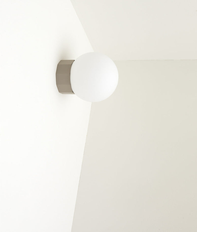Applique Colonnade Opaline La Quincaillerie moderne Bold Design