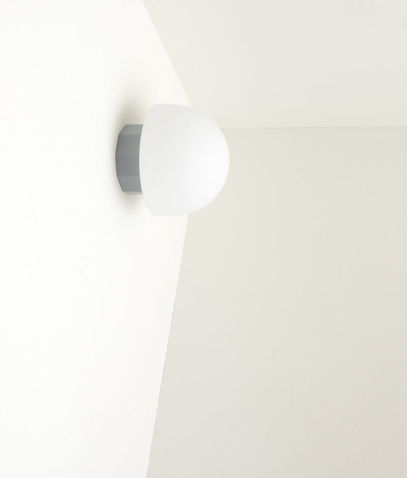 Applique "Colonnade" opaline La Quincaillerie moderne Bold Design