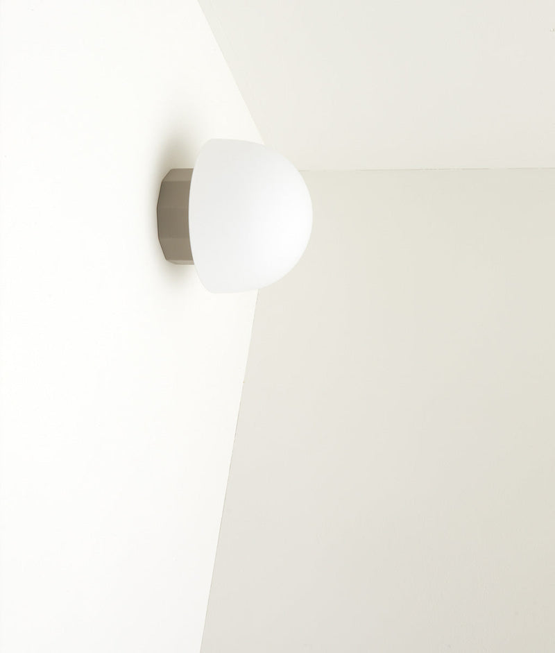 Applique "Colonnade" opaline La Quincaillerie moderne Bold Design