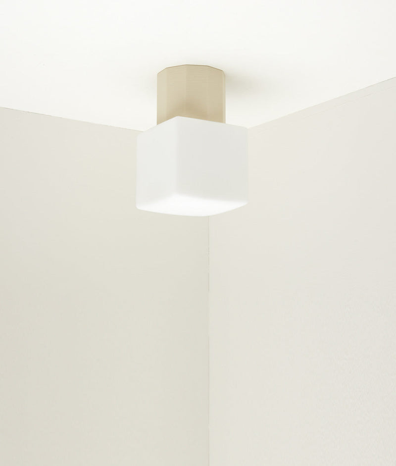 Applique Colonnade Opaline La Quincaillerie moderne Bold Design