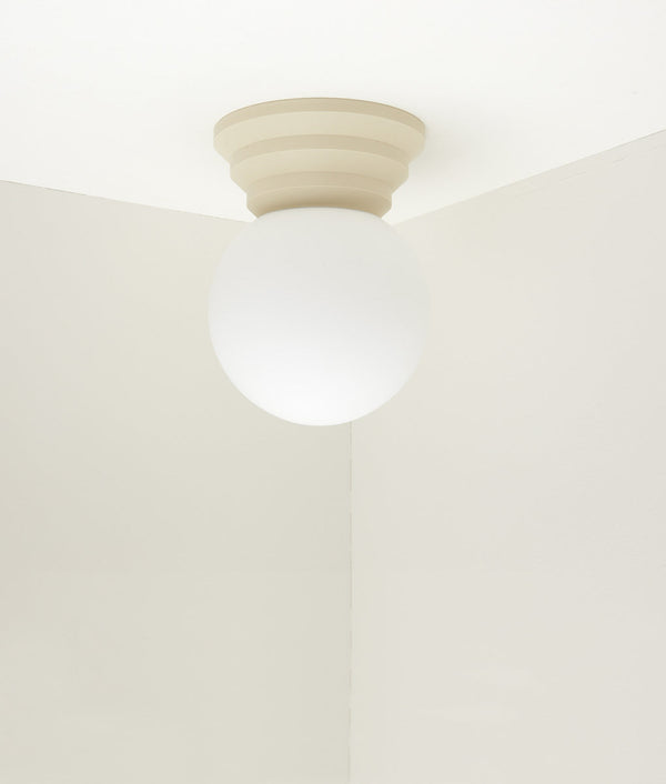 Applique "Colonnade", base pyramide, verrerie boule mate, grand modèle, crème