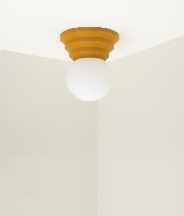 Applique "Colonnade", base pyramide, verrerie boule mate, jaune safran