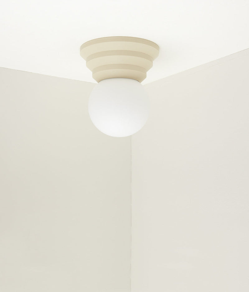 Applique "Colonnade", base pyramide, verrerie boule mate, crème