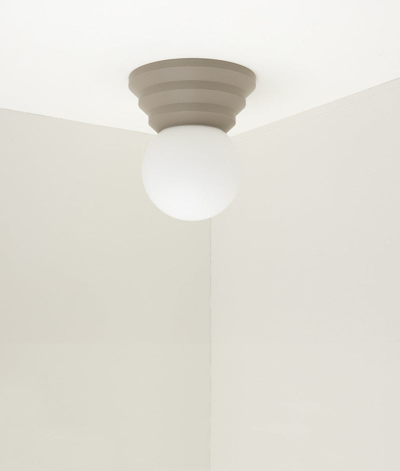 Applique "Colonnade", base pyramide, verrerie boule mate, taupe