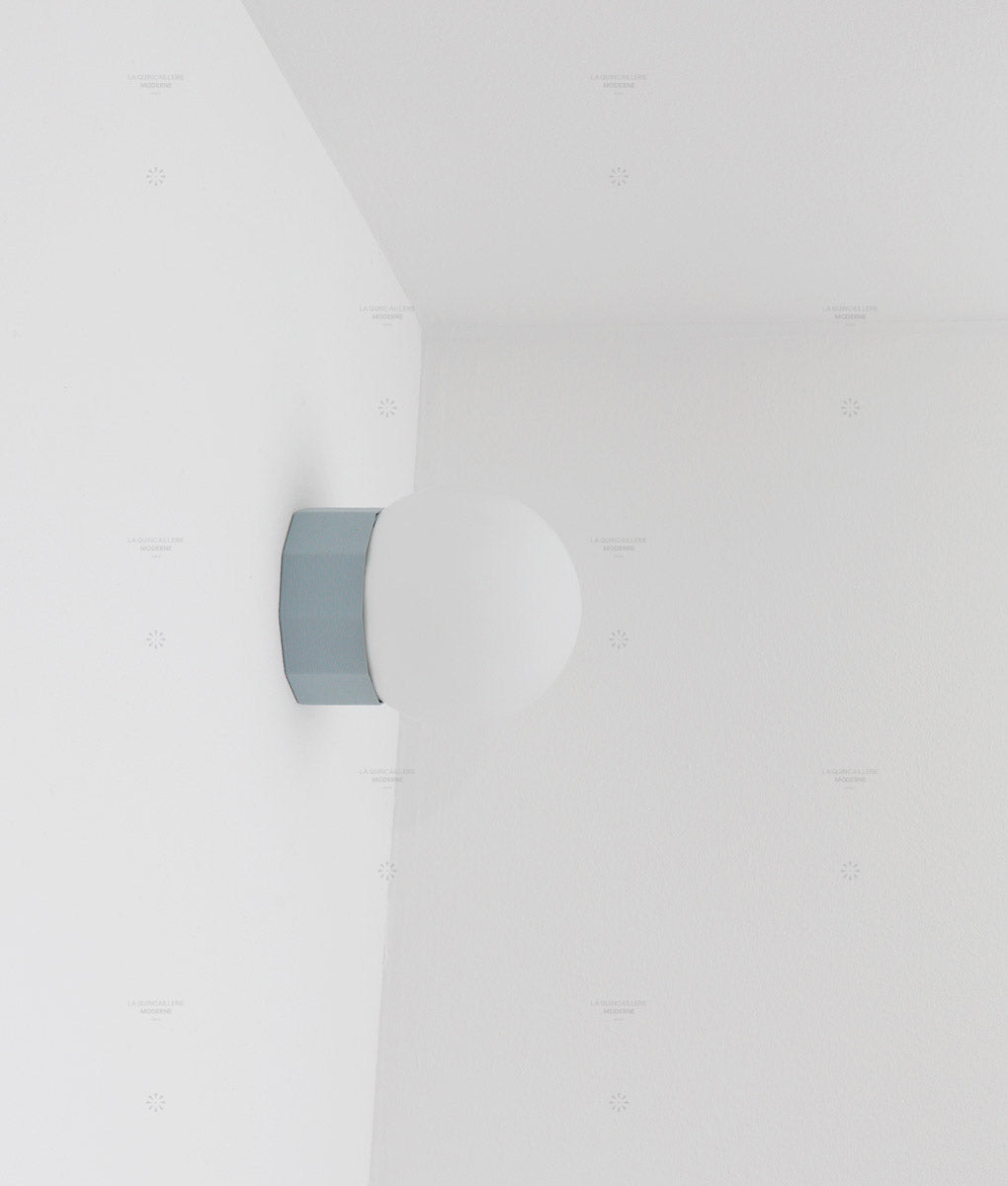 Applique "Colonnade", base à facettes, globe en opaline mate, très petit modèle - ø 12,5 cm