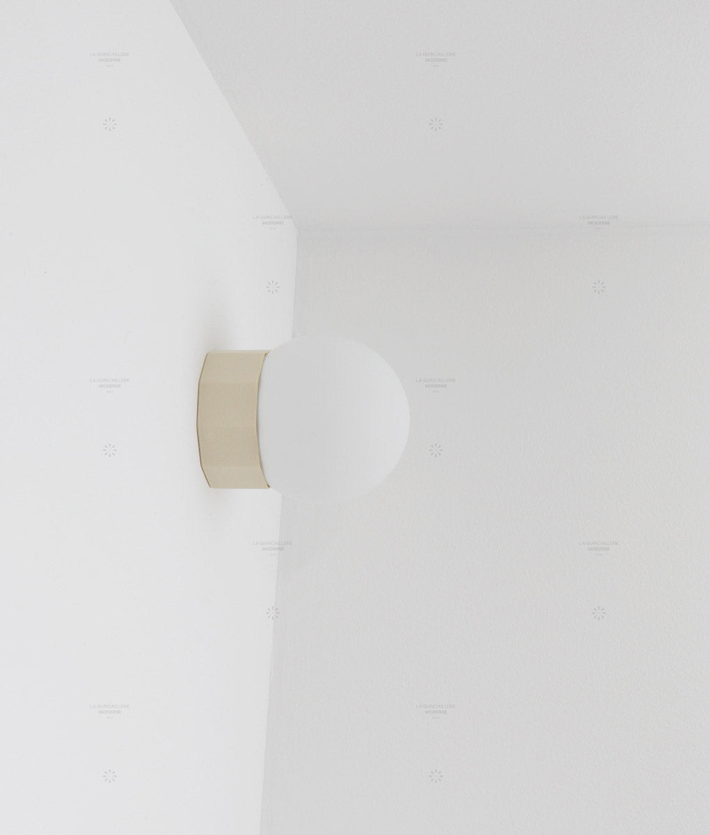 Applique "Colonnade", base à facettes, globe en opaline mate, très petit modèle - ø 12,5 cm