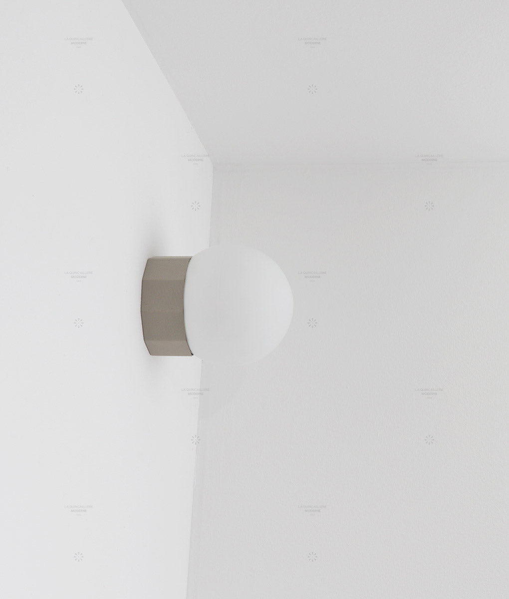 Applique "Colonnade", base à facettes, globe en opaline mate, très petit modèle - ø 12,5 cm