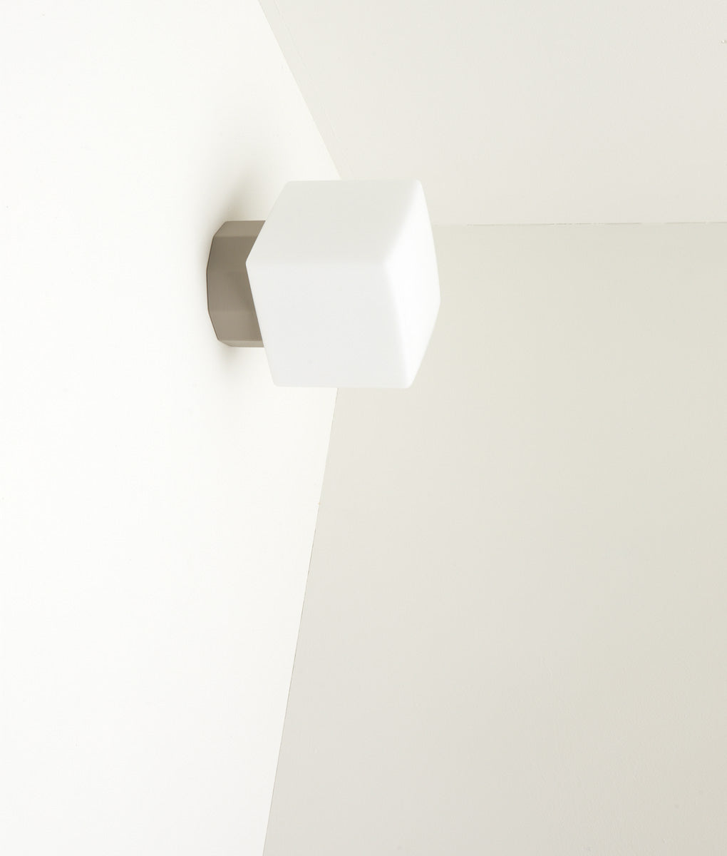Applique Colonnade Opaline La Quincaillerie moderne Bold Design