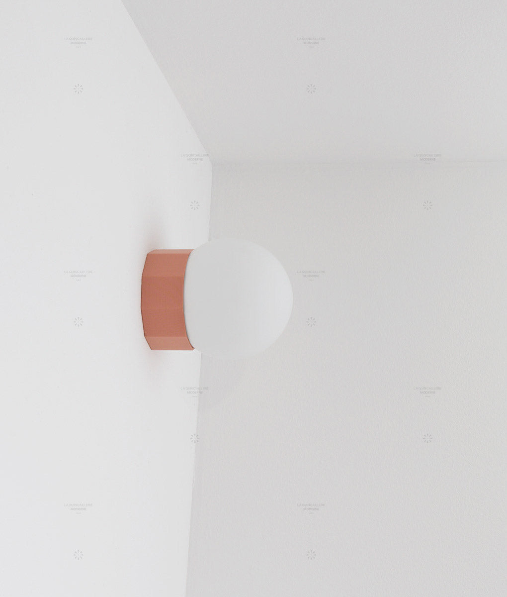 Applique "Colonnade", base à facettes, globe en opaline mate, très petit modèle - ø 12,5 cm