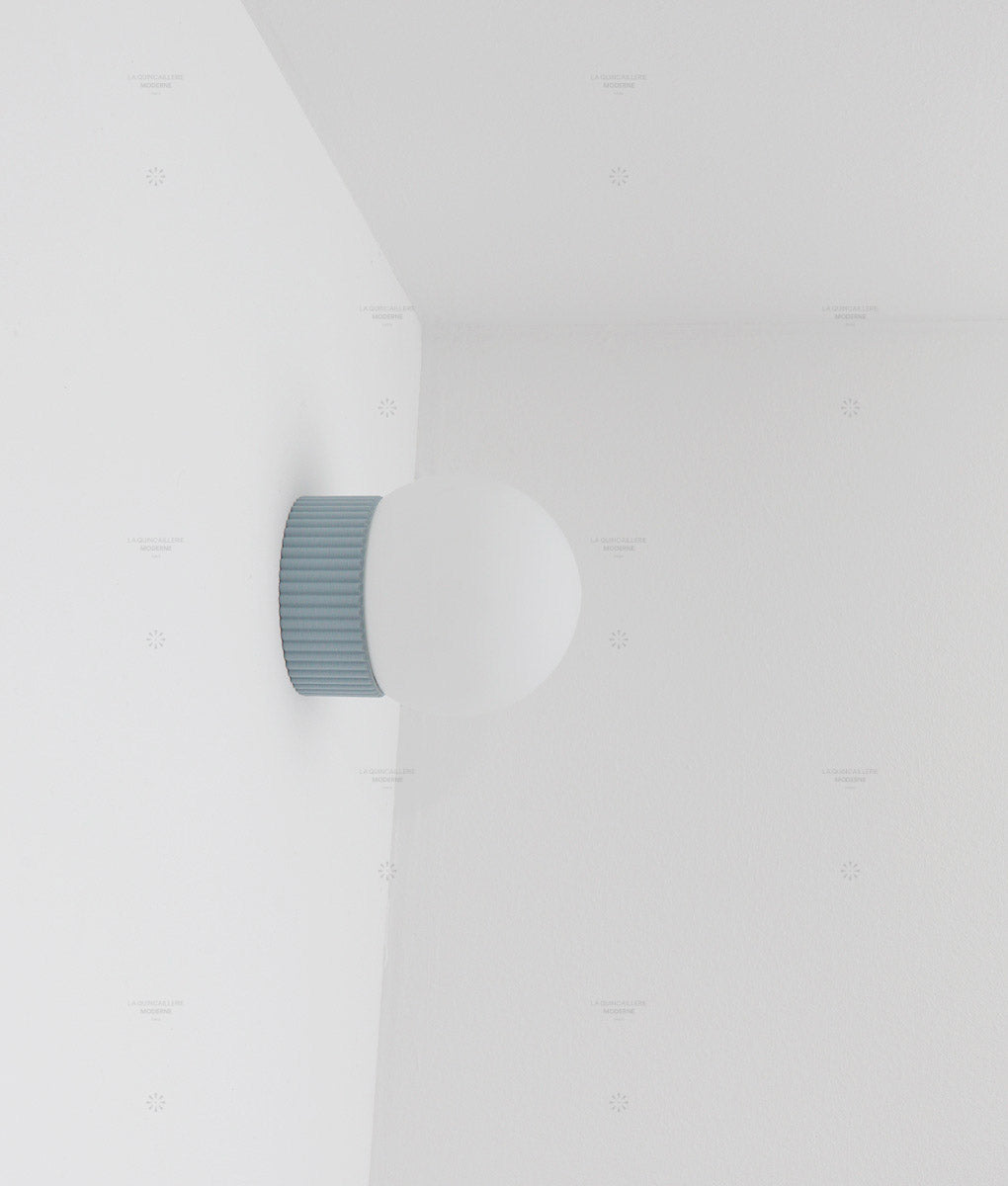 Applique "Colonnade", base à fines cannelures, verrerie boule mate, très petit modèle