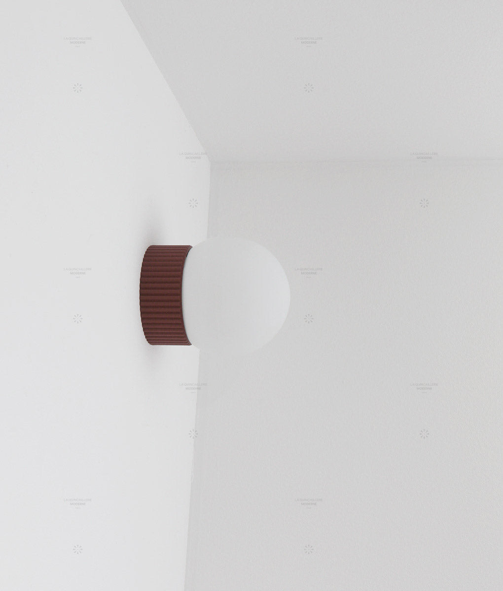 Applique "Colonnade", base à fines cannelures, verrerie boule mate, très petit modèle