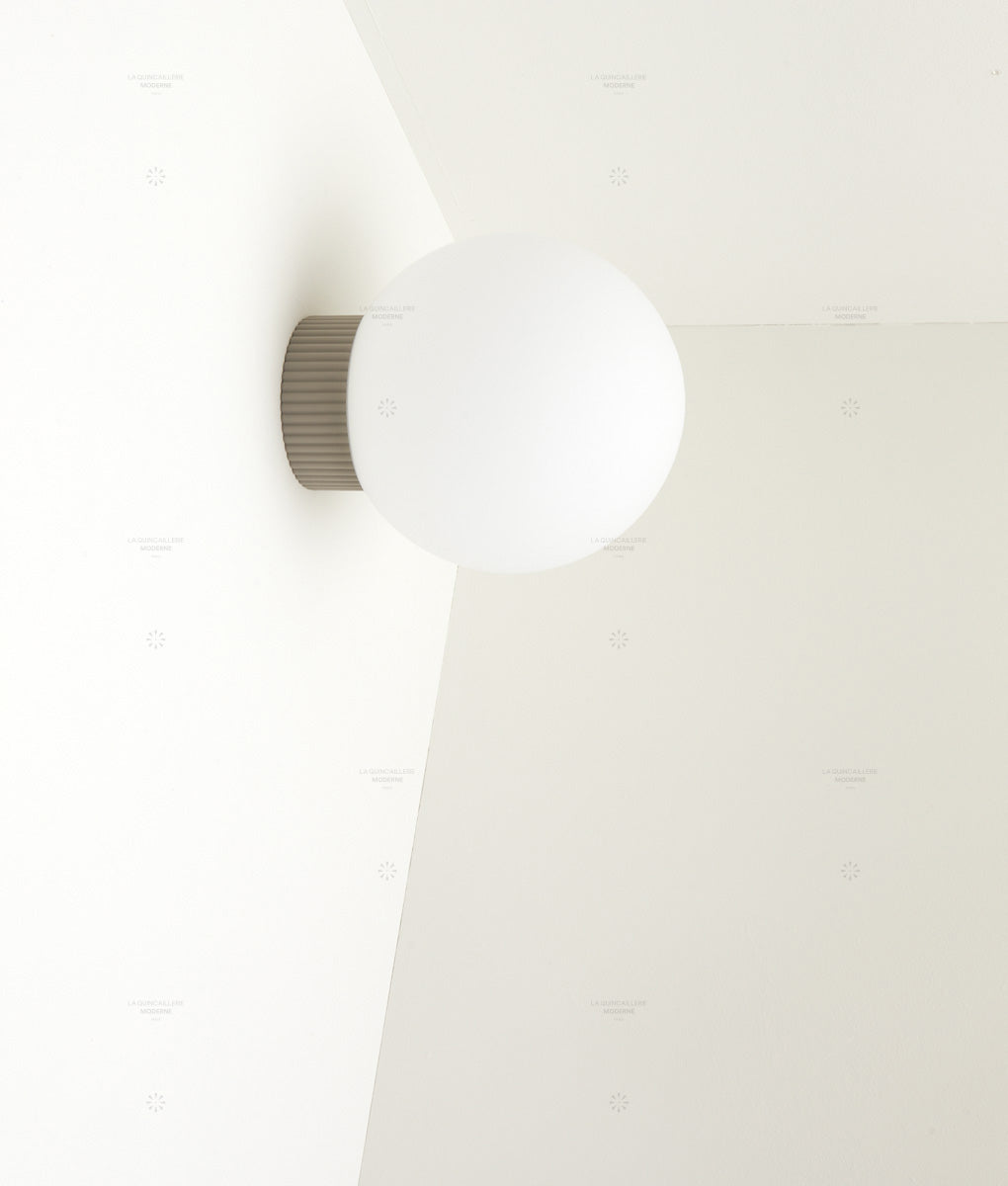 Applique "Colonnade", base à fines cannelures, verrerie boule mate, grand modèle, taupe