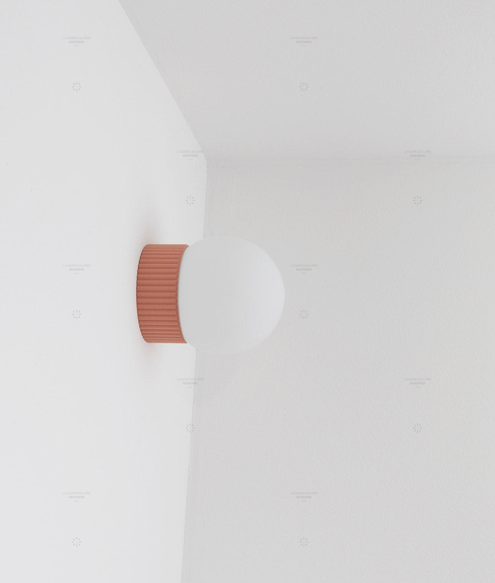 Applique "Colonnade", base à fines cannelures, verrerie boule mate, très petit modèle