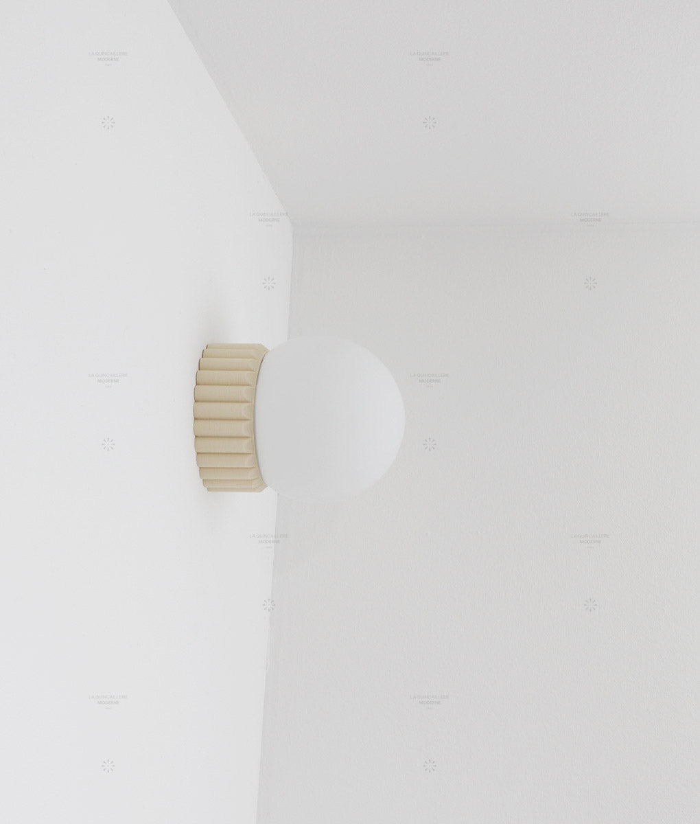 Applique "Colonnade", base à larges cannelures, globe en opaline mate, très petit modèle - ø 12,5 cm