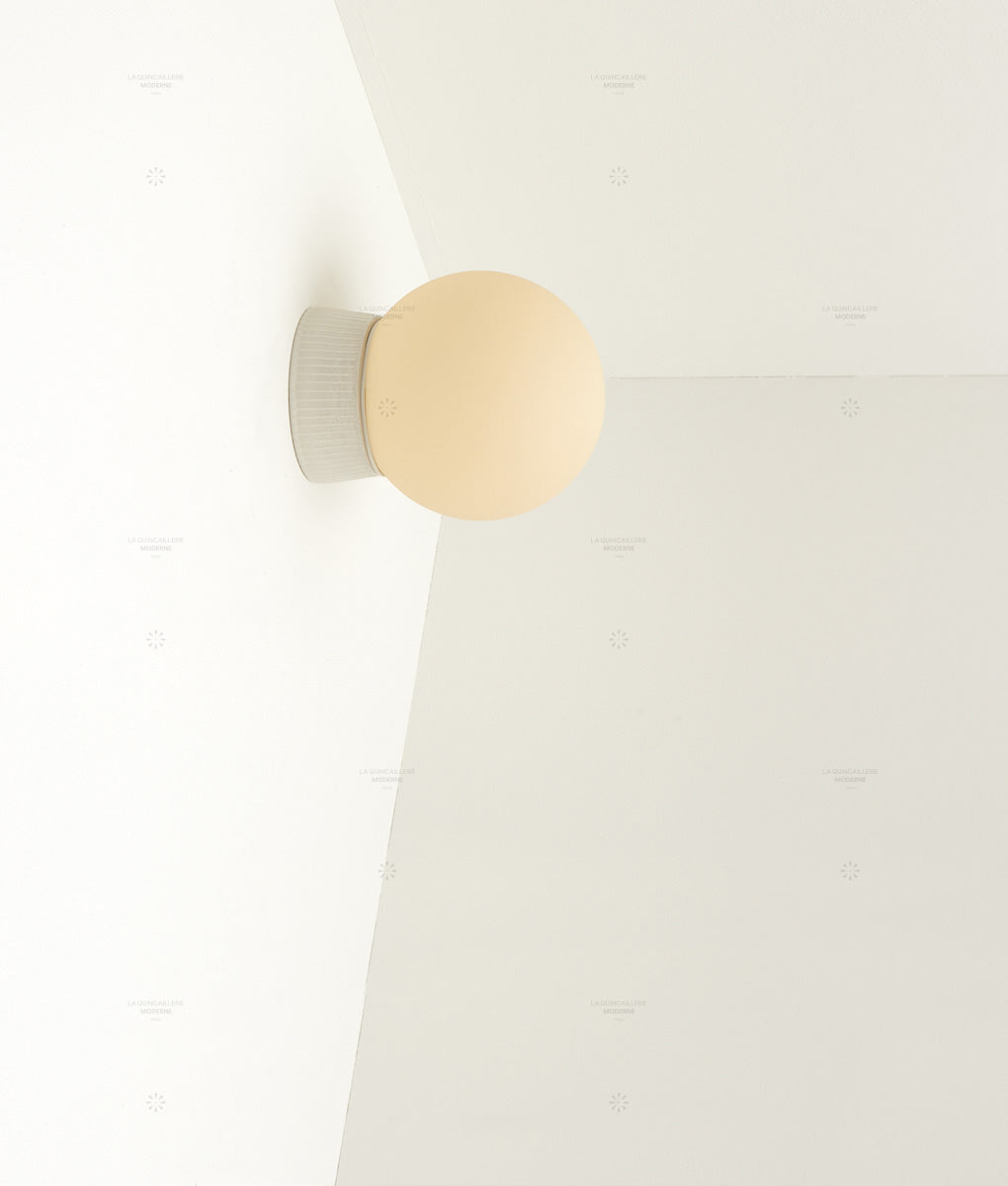 La Quincaillerie moderne - Applique "Grège" porcelaine, verrerie opaline