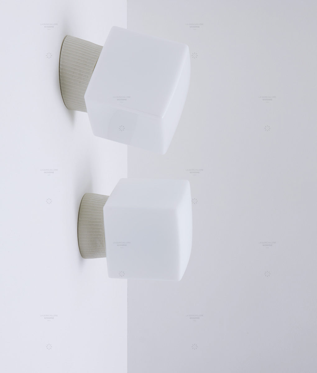 La Quincaillerie moderne - Applique "Grège" porcelaine, verrerie opaline