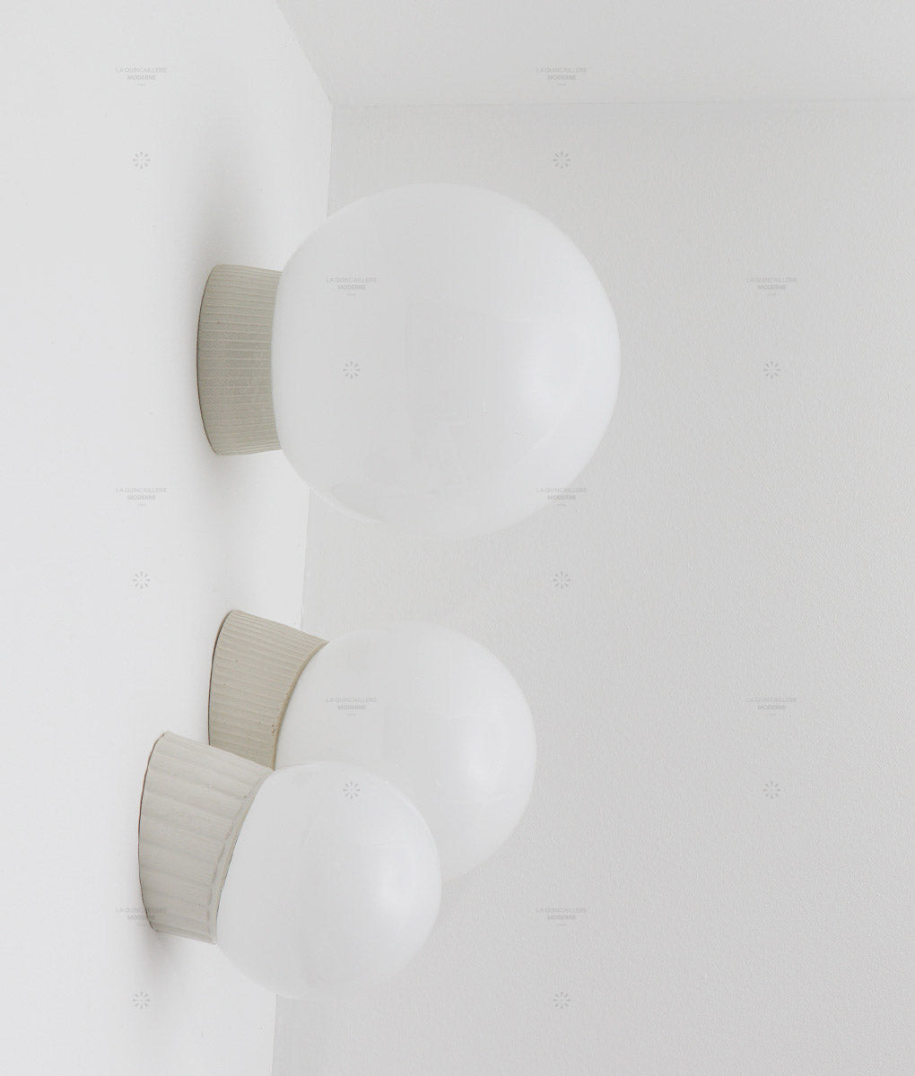 La Quincaillerie moderne - appliques et plafonniers "Grège" en porcelaine industrielle et verre opalin - trois tailles de globes - Fabriqués en Europe et assemblés à Paris