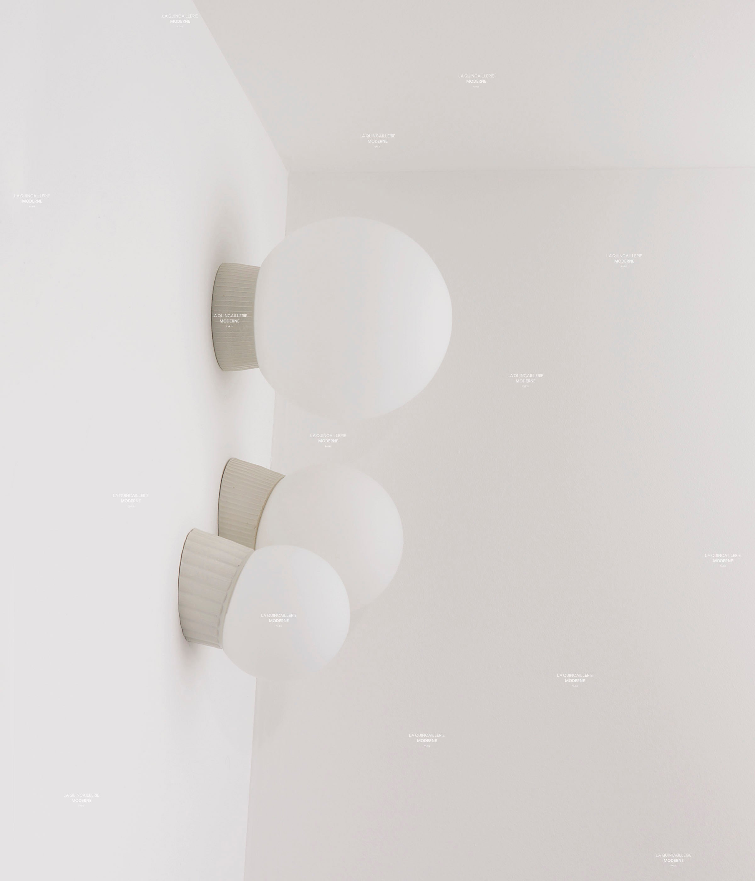 La Quincaillerie moderne - appliques "Grège" en porcelaine industrielle et verre opalin, trois tailles pour les globes - Fabriqué en Europe et assemblé à Paris