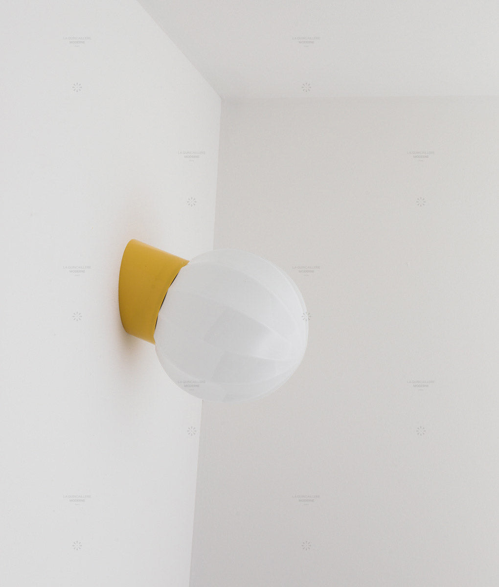 La Quincaillerie moderne - Applique "Movida" inclinée, jaune tournesol opaline blanc