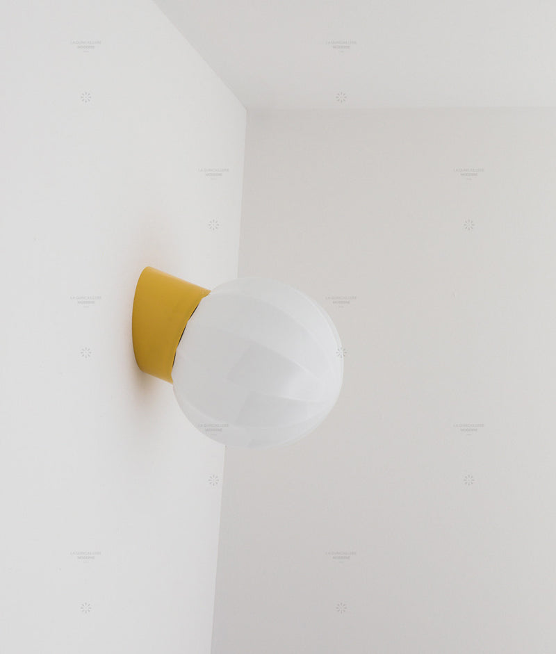La Quincaillerie moderne - Applique "Movida" inclinée, jaune tournesol opaline blanc