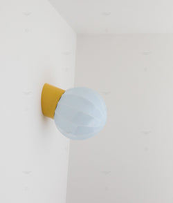 La Quincaillerie moderne - Applique "Movida" inclinée, jaune tournesol opaline bleu pâle