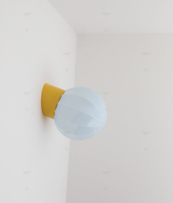 La Quincaillerie moderne - Applique "Movida" inclinée, jaune tournesol opaline bleu pâle
