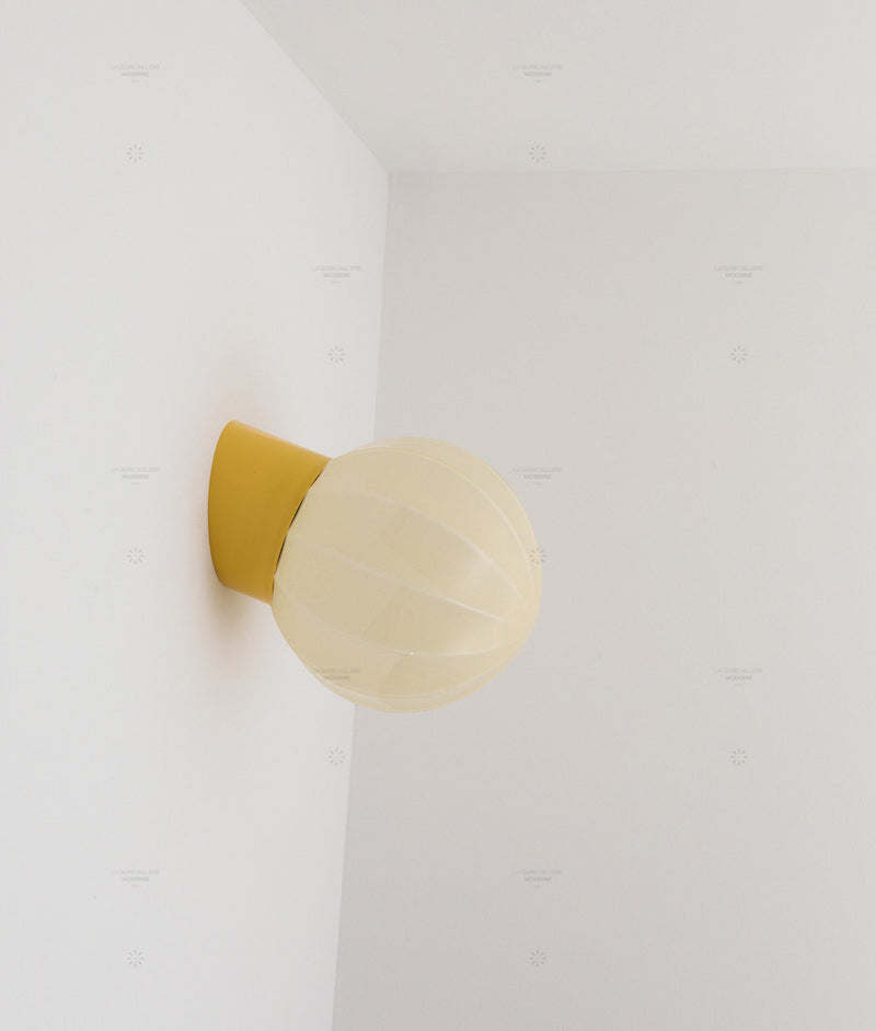 La Quincaillerie moderne - Applique "Movida" inclinée, jaune tournesol opaline crème