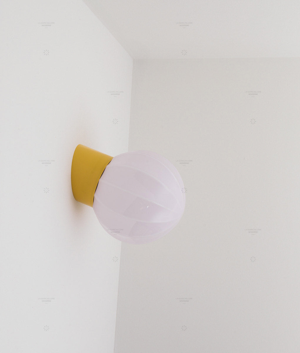 La Quincaillerie moderne - Applique "Movida" inclinée, jaune tournesol opaline rose très pâle